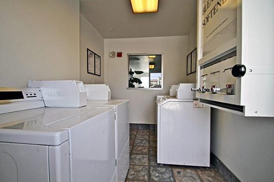 Hilltop Inn & Suites Victorville Konforlar fotoğraf